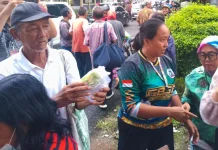 Grab Bike Solo Balapan Bagikan 300 Paket Takjil di Depan Stasiun Solo Balapan