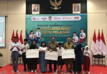 Pelajar Difabel Terima Tabungan Pelajar Syariah