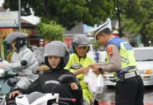 Ngabuburit Ramadan, Satlantas Sragen Bagi 200 Takjil di Simpang Sukowati