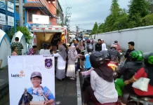 Tebar 250 Takjil di Depan SD Muhammadiyah 1 Solo Panen Antusiasme Warga