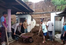 Polsek Ngargoyoso Bantu Evakuasi Rumah Warga Tertimpa Longsor di Berjo