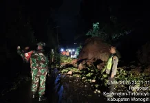Polisi TNI BPBD Evakuasi Longsor Tutup Jalan Lingkar