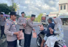 Polsek di Wonogiri Serentak Bagikan Ratusan Takjil Ramadan