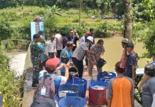 Polri Kawal Penebaran Satu Ton Ikan Sungai Timang