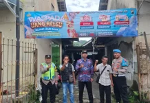Polsek Jajaran Polres Boyolali Serentak Pasang MMT Imbauan Waspada Upal di Pasar