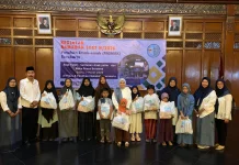 Komunitas Pasukan Emak-Emak Mengadakan Pembagian Takjil di Balai Kota