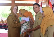 Bupati Sukoharjo Berikan Santunan Kepada 1.573 Guru non ASN