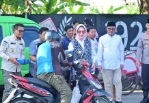 Bupati Sukoharjo Bersama Forkompimda Bagikan Takjil di Bunderan Pandowo Soba