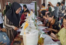 Ratusan Warga Kratonan Solo Terima Bantuan Pangan Dua Bulan Sekaligus