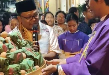 Pemuda Muslim Sukoharjo Bagikan Takjil Toleransi Kepada Jemaat Gereja Hati Kudus