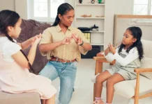 Orang Tua Jadi Terapis Pertama Anak di Rumah