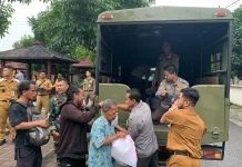Forkopimda Solo Bagikan 250 Paket Sembako Kepada Warga Gilingan