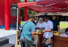 Kagama Surakarta Bagikan 1.086 Sarung untuk Warga di Balai Kota