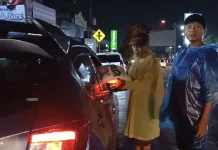 Turun ke Jalan dan Ketuk Pintu, Solusi Indonesia Kembali Bagikan Paket Beras 5Kg