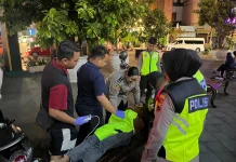 Aksi Sigap Polwan Polresta Surakarta Evakuasi Warga Pingsan