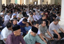 Khidmad, Ribuan Warga Karanganyar Tunaikan Shalat Ied di Masjid Agung Madaniyah