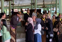 Warga Antusias Ikut Halalbihalal Puro Mangkunegaran Demi Bertemu Mangkunegara X
