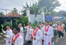 Rayakan Minggu Palma, Ribuan Umat Katolik Purbowardayan Solo Gelar Arak-arakan