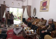Momentum Idulfitri, Pimpinan UNS Bersilaturahmi ke Kediaman Rektor Terdahulu