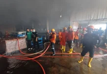 Pabrik Plywood di Popongan Terbakar, Damkar Karanganyar Kerahkan Tiga Unit Armada