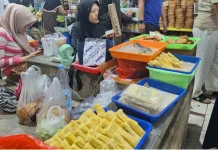 Sosis Solo - Pia pia Jadi Buruan Wisatawan di Pasar Gede pada  Libur  Paskah