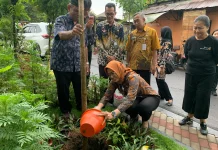 Astrid Widayani Percantik Taman Toleransi Ketelan Dengan Tanam Tabebuya