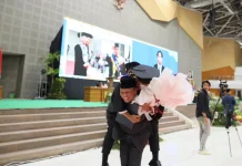 Momen Mengharukan Wisuda UMS, Putra Dekan FKIP Raih Cumlaude dan Lulus Aktivis