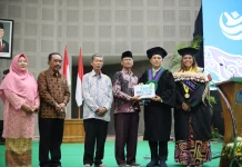 Simbol Pencapaian, Wisudawati UMS Asal Fiji Kenalkan Baju Tradisional