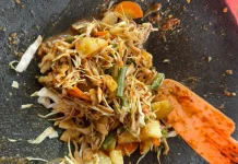 Kenapa Lotek Lebih Nikmat Saat Pedas?