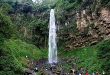 Pesona Grojogan Sewu di Lereng Gunung Lawu