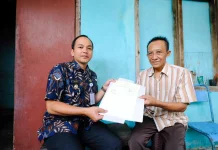 Wali Kota Surakarta Serahkan Sertifikat Program Proda Kepada Warga Jebres