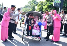 Tradisi Unik Polres Karanganyar, Lepas Anggota Purna Tugas Pakai Becak Kayuh