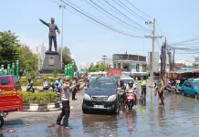 Banjir Rendam Soba, Lalin Sukoharjo–Solo Macet Parah, Polisi Berlakukan Contra Flow