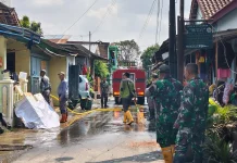 Banjir Surut, Warga Joyotakan Mulai Bersihkan Rumah