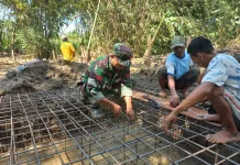 TNI bersama warga lakukan Anyaman Besi Jembatan Garuda