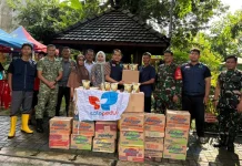 Tinjau Lokasi Banjir, Dandim 0735/ Surakarta Bantu Penyaluran Bantuan Sembako