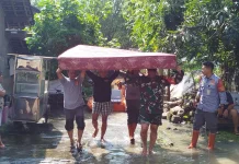 Respon Cepat, Babinsa Koramil 04/Jebres, Bantu Evakuasi Korban Banjir