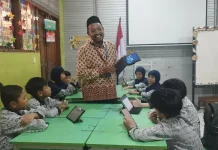 Guru SD Muhammadiyah 1 Solo Implementasikan AI untuk Pembelajaran Islam