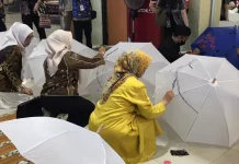 Ladies Program Kunjungi Sentra IKM Semanggi, Lukis di Payung