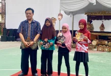 Puluhan Siswa Solo Adu Kreativitas Mewarnai Wayang di Jebres