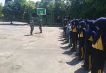 Tanamkan Disiplin Sejak Dini, Babinsa Kebonarum Gembleng Siswa SMPN 7 Klaten