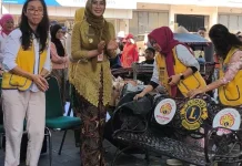 Percantik Pasar Gede, Lions Club Solo Meraki Hibahkan Kursi Taman