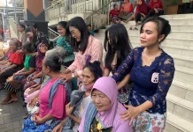 Keseruan Peringatan Hari Kartini  Berbagi Sembako-Pijat Kepada Buruh Gendong