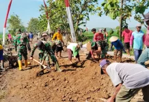Prajurit Arhanud 15 Belajar Tukang di Lokasi TMMD Sragen