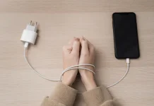 Risiko yang Sering Diabaikan Bermain HP sambil Mengisi Daya
