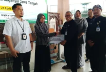 ATENSI Kemensos, Puluhan Warga Rentan Karanganyar Terima Modal Usaha Ternak