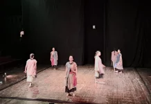 Teater Tari Ibu Menggendong Batu  Pertunjukan Sarat Makna Emosional Sosok Ibu