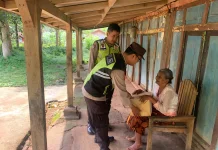 Polsek Jatisrono Gelar Jumat Berkah, Salurkan Sembako untuk Warga Kurang Mampu
