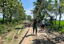 Satgas TMMD dan Warga Pasang Bekisting untuk Betonisasi Jalan di Sragen