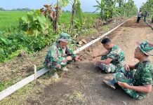 Prajurit TMMD Sragen Obati Rindu Keluarga lewat Video Call
